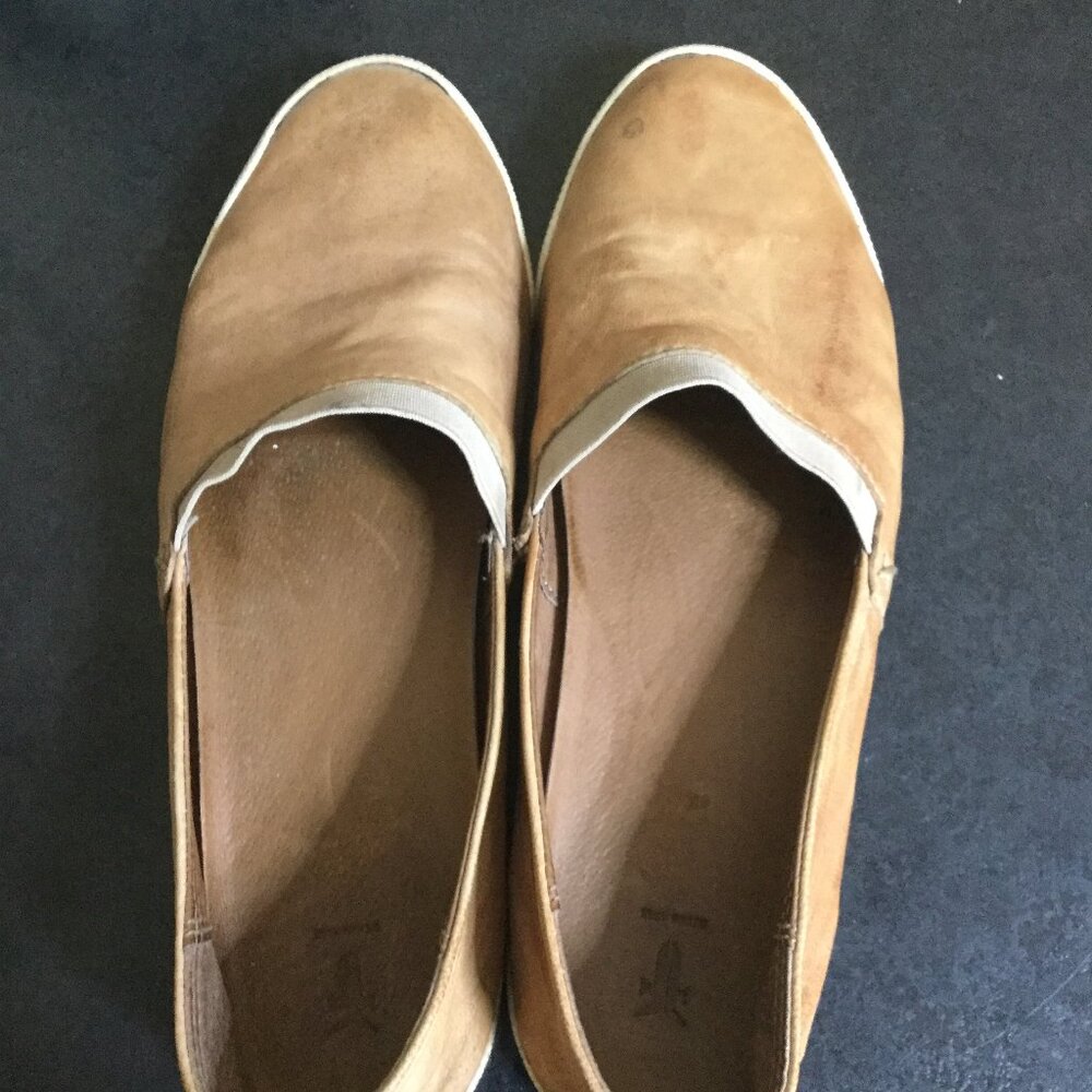 Leather Frye flat shoes in used condition size 7.5 tan in color soft leather